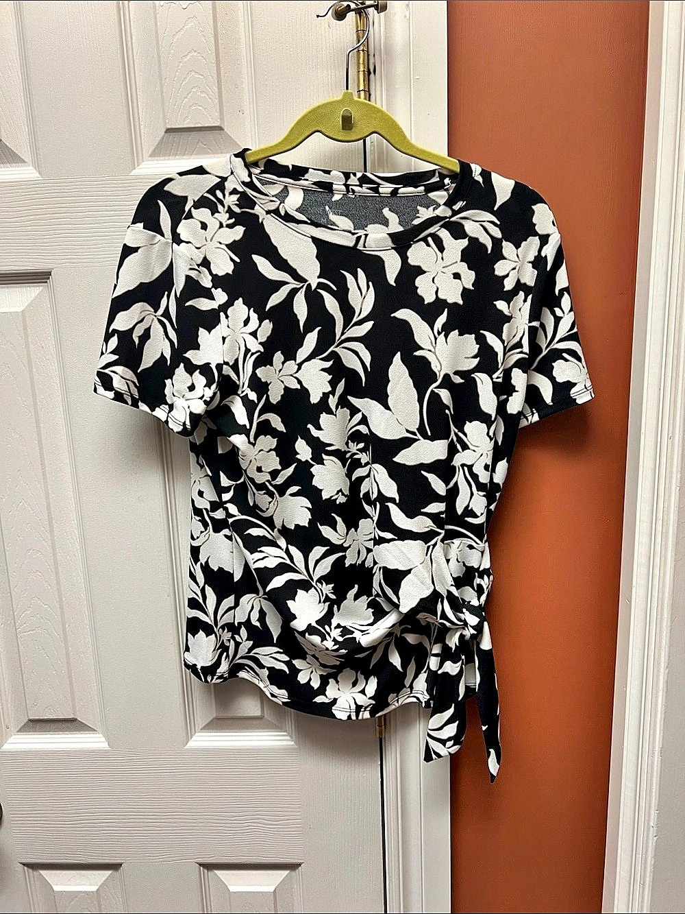 Nine West Floral Short Sleeve Top in Black & White Size Medium